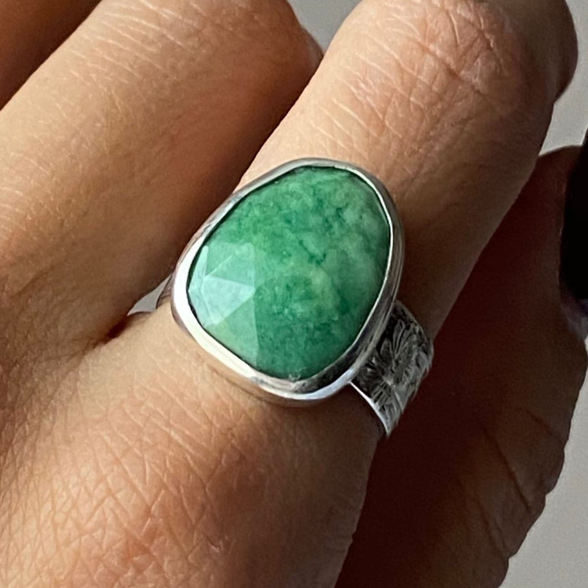 Hira Bezel Ring